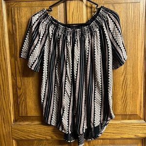 And Taylor loft size medium blouse can be worn off shoulder